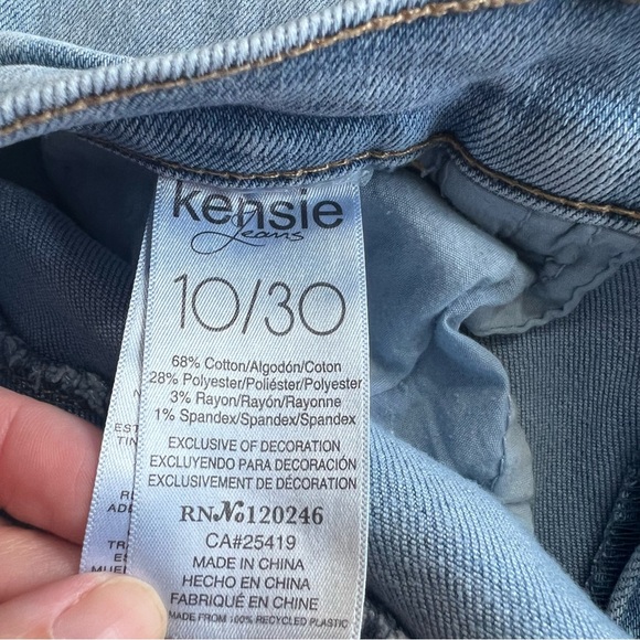 Kensie Jeans Light Wash Distressed Raw Hem Size 10/30 - Picture 7 of 8